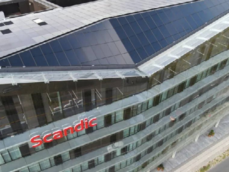 Hotelfassade, grossflächig integriert